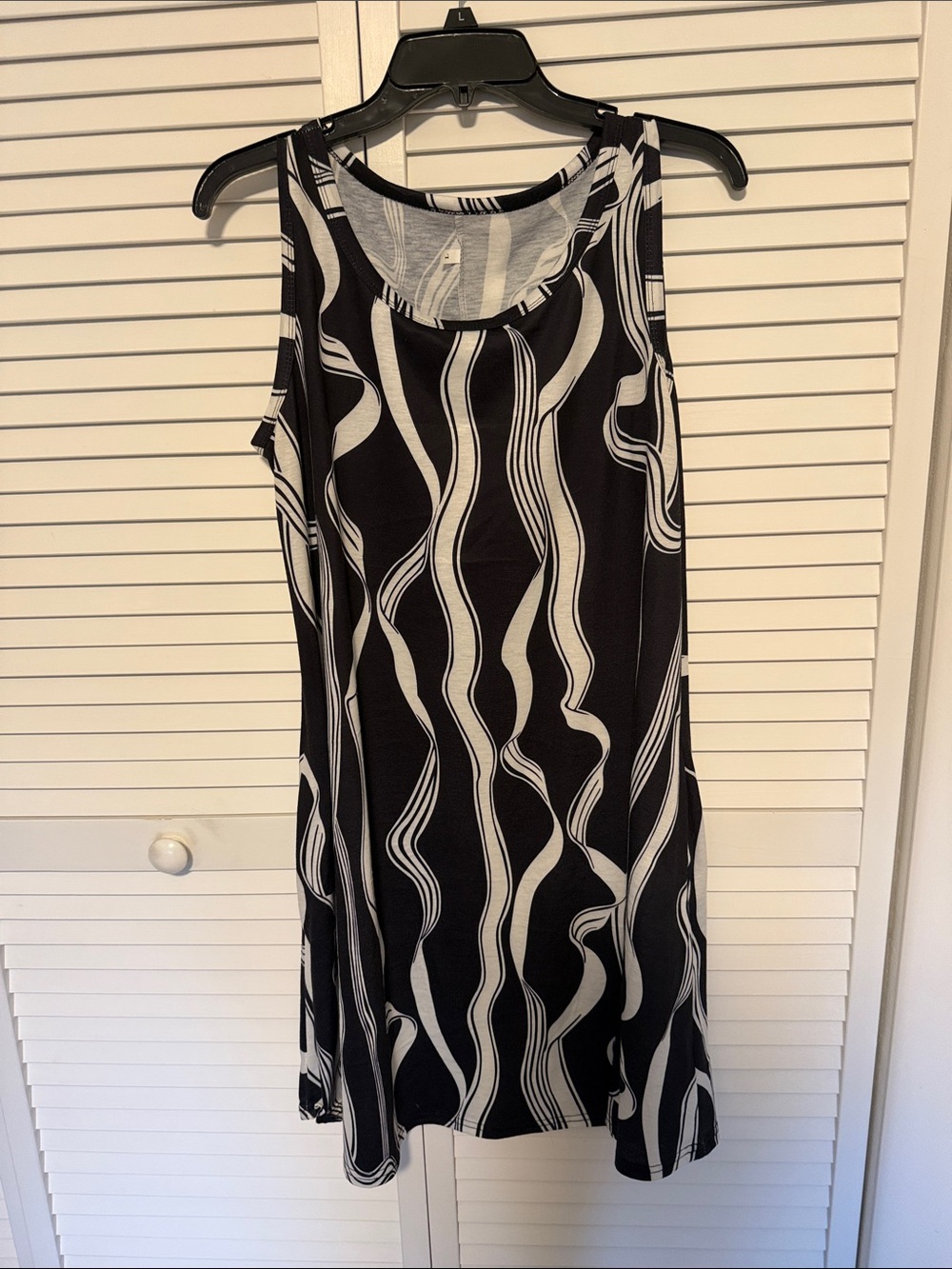 Sleeveless Black & White Wave-Print Dress